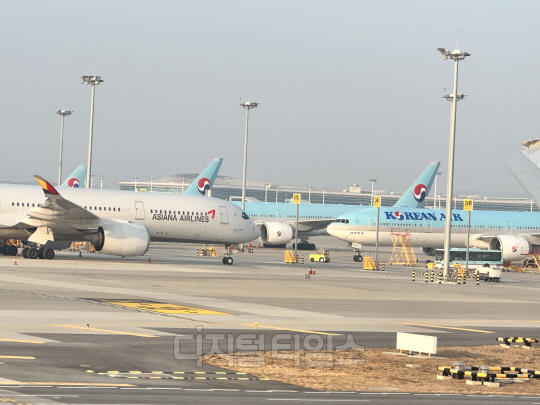 인천국제공항에 주기된 대한항공 항공기와 아시아나항공기. 양호연 기자
